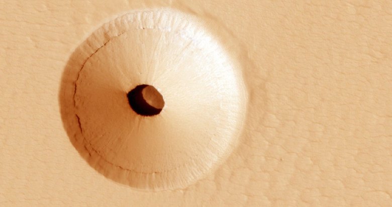 Пролом над марсианской лавовой трубкой. Фото: NASA