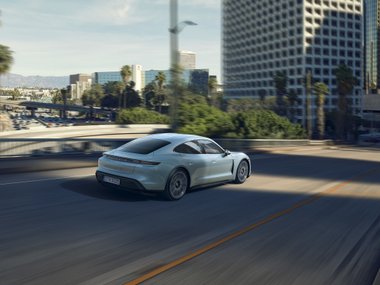 slide image for gallery: 25130 | Porsche Taycan 4S