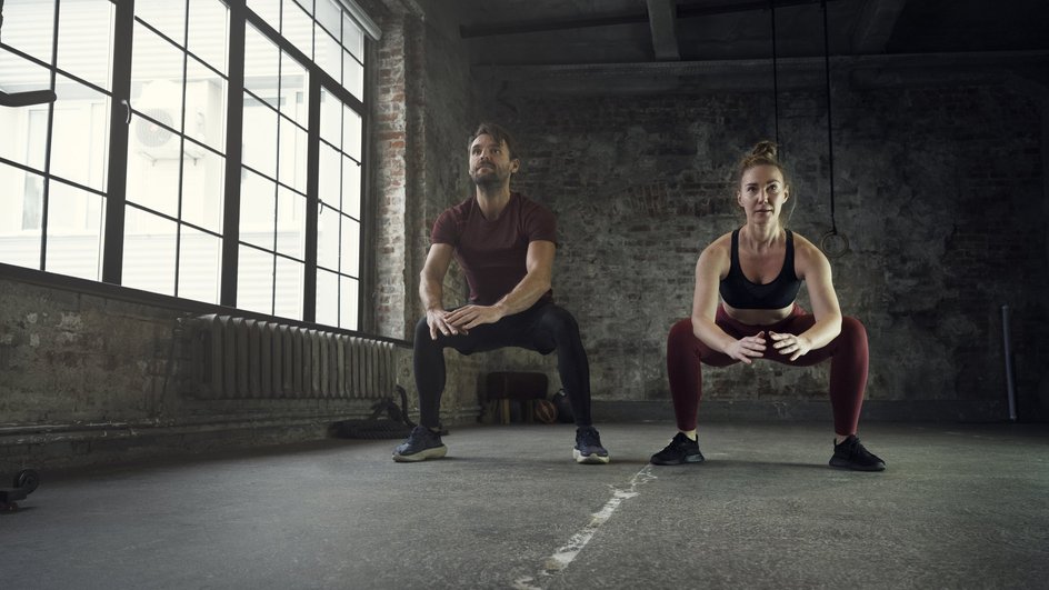 Спортсмены на тренировке HIIT Спортсмены на тренировке HIIT