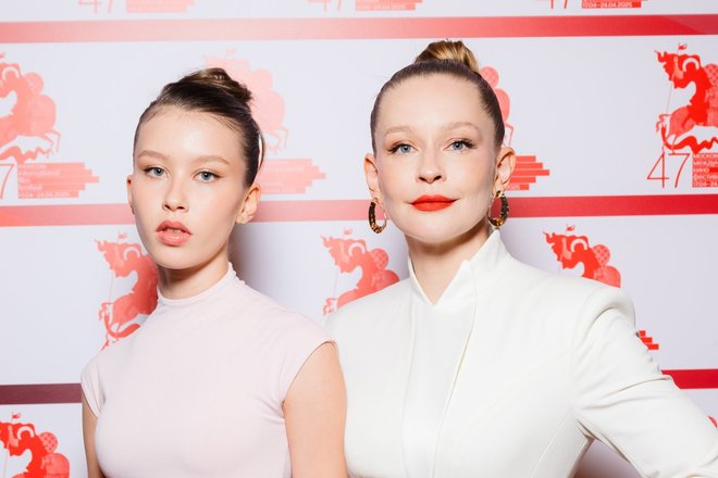 Анна и Юлия Пересильд на премьере фильма «Мужу привет», фото: пресс-служба Анна и Юлия Пересильд на премьере фильма «Мужу привет», фото: пресс-служба