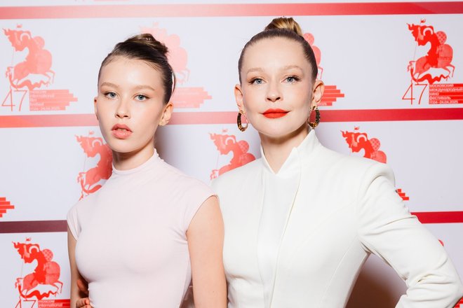 Анна и Юлия Пересильд на премьере фильма «Мужу привет», фото: пресс-служба Анна и Юлия Пересильд на премьере фильма «Мужу привет», фото: пресс-служба