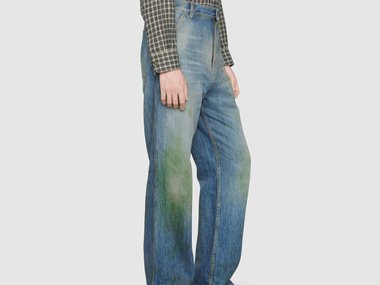 Slide image for gallery: 13770 | В моду вошли джинсы за 60 тысяч рублей со следами от травы
