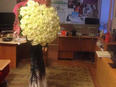 Slide image for gallery: 5578 | «Пусть белые розы будут самой тяжелой ношей моей жизни», — подписала снимок Анастасия. Похоже, Вселенная услышала ее просьбу и исполняет с завидной регулярностью