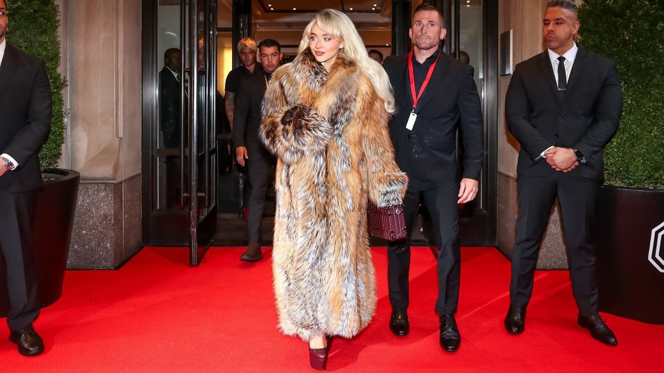 Сабрина Карпентер на Met Gala в 2025 году Сабрина Карпентер на Met Gala в 2025 году