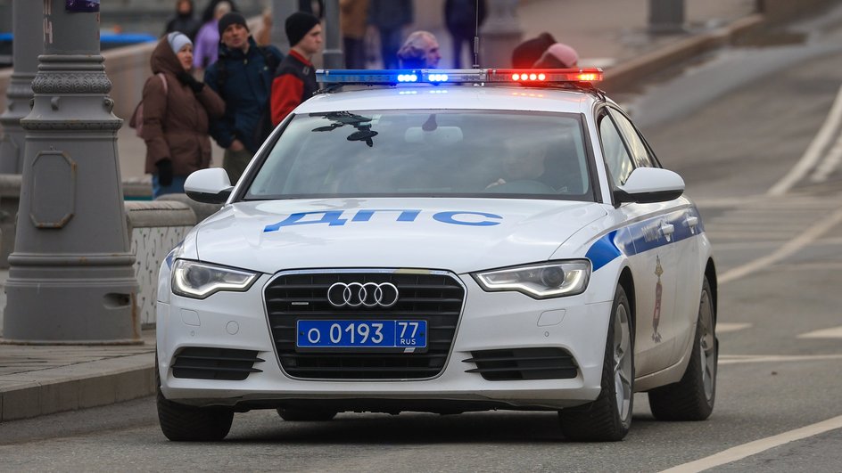 Автомобиль ДПС ГИБДД на дежурстве.