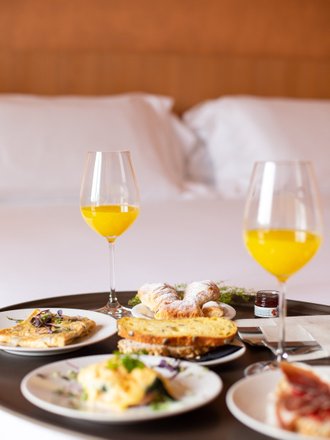 Очень романтично будет сделать предложение во время завтрака в постели. Источник: unsplash.com