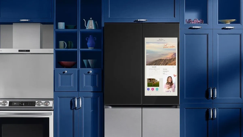 Новый холодильник Family Hub Plus оснащен большим дисплеем. С него можно управлять устройствами «умного» дома, работающими по стандарту Matter. Фото: Samsung