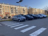Новые автомобили Skoda на парковке перед автосалоном
