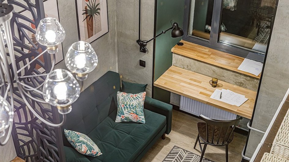 Зелёный диван деревянная стол и люстра