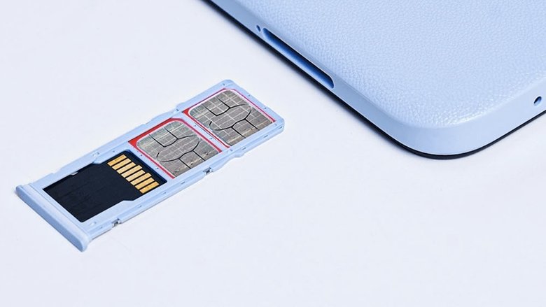Еще плюсы смартфона: универсальный слот для SIM-карт и microSD, а также привлекательный плоский дизайн. Фото: Redmi