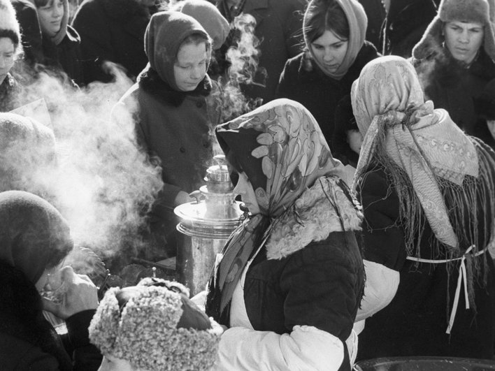 Самовар на масленичных гуляниях, СССР, рукавицы, Масленица, Советский Союз Самовар на масленичных гуляниях, СССР, рукавицы, Масленица, Советский Союз