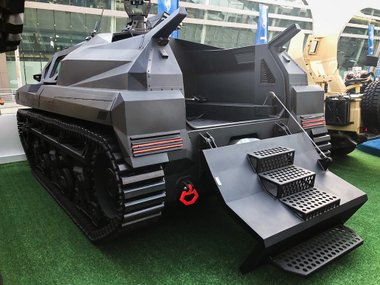 slide image for gallery: 27509 | Стивен Сигал представил бронированный гусеничный электрокар