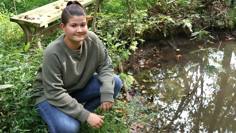 Студентка Брианна Мэтс у пруда, где она и Джо Кэллоуэй обнаружили синего рака.