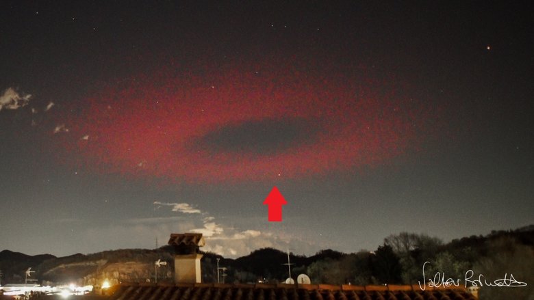 27 марта в ночном небе над Италией ненадолго появился ореол красного света. Фото: Valter Binotto