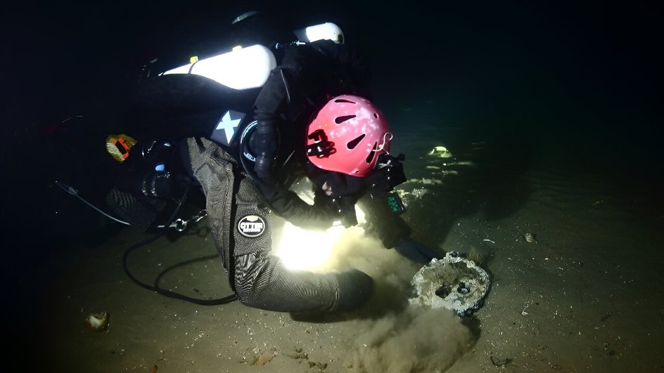 На изображении Atlantic Wreck Salvage запечатлен водолаз Джо Мазраани, который обнаружил часть парусного оборудования судна Le Lyonnais