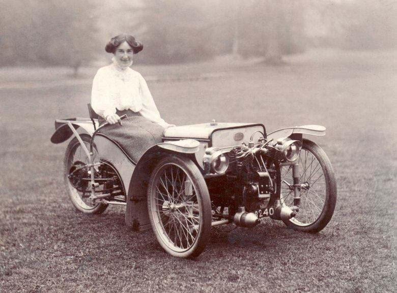 Трицикл Runabout были представлены публике на мотоциклетной выставке Olympia в Лондоне в ноябре 1910 года