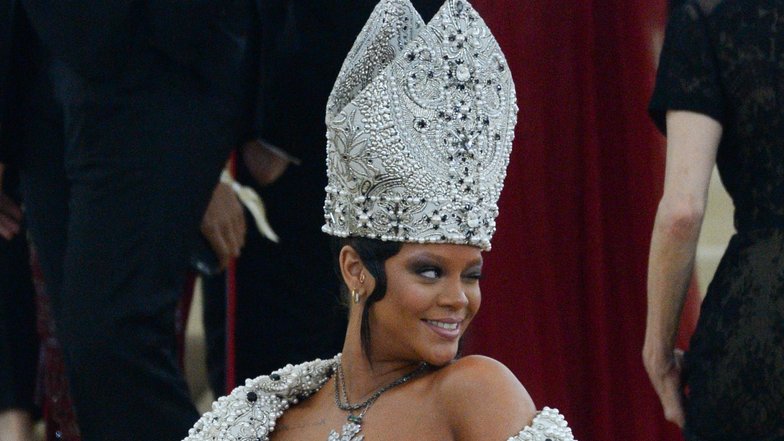 Рианна на Met Gala в 2018 году, образ от Джона Гальяно Рианна на Met Gala в 2018 году, образ от Джона Гальяно