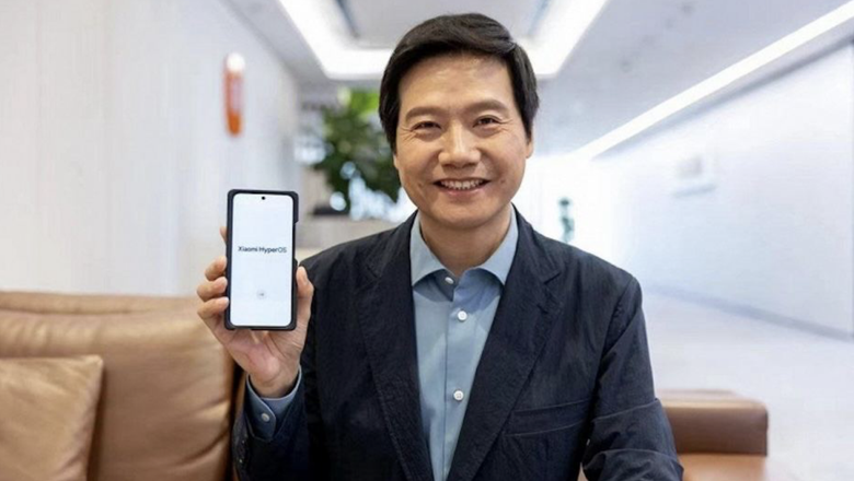 Лей Цзюнь с Xiaomi 14 в руках. Предположительно, на смартфоне установлена HyperOS. Фото: Weibo