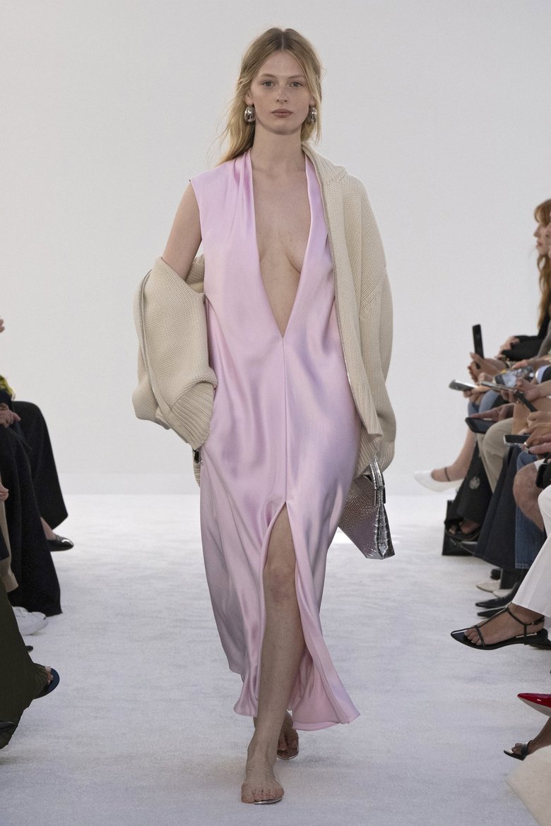 Модель на показе Brandon Maxwell показывает, как носить розовый цвет в одежде, который назван модным цветом весны 2025 года в одежде Модель на показе Brandon Maxwell показывает, как носить розовый цвет в одежде, который назван модным цветом весны 2025 года в одежде