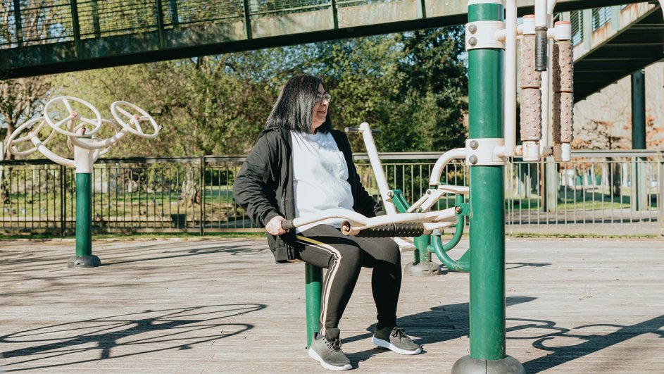 женщина в парке женщина в парке