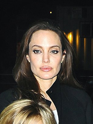 Slide image for gallery: 4572 | Более того, прекрасное лицо Анджелины Джоли в последнее время кажется каким-то уставшим из-за излишней худобы