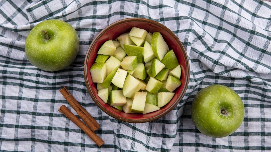 Зеленые яблоки, нарезанные для приготовления салата с курицей и майонезом. Зеленые яблоки, нарезанные для приготовления салата с курицей и майонезом.