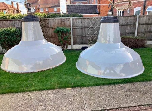 Эти лампы не такие большие, как кажется на первый взгляд. Фото: Reddit / codeyqueen