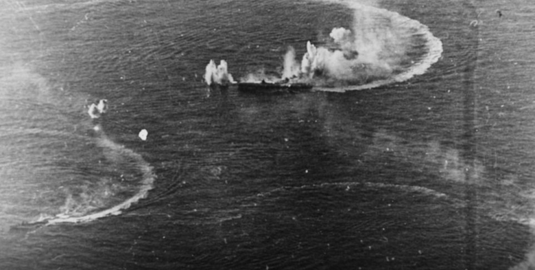 Авианосец «Дзуйкаку» и два эсминца под атакой американской палубной авиации 20 июня 1944 года. Фото: commons.wikimedia.org