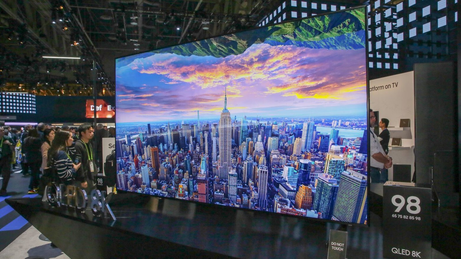 98-дюймовый 8K телевизор Samsung Q900R. Для такого 2,5-метрового монстра нужны самые современные технологии работы с картинкой 