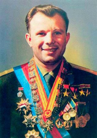 Парадный портрет Юрия Гагарина с наградами / Wikimedia, Mil.ru, CC BY 4.0