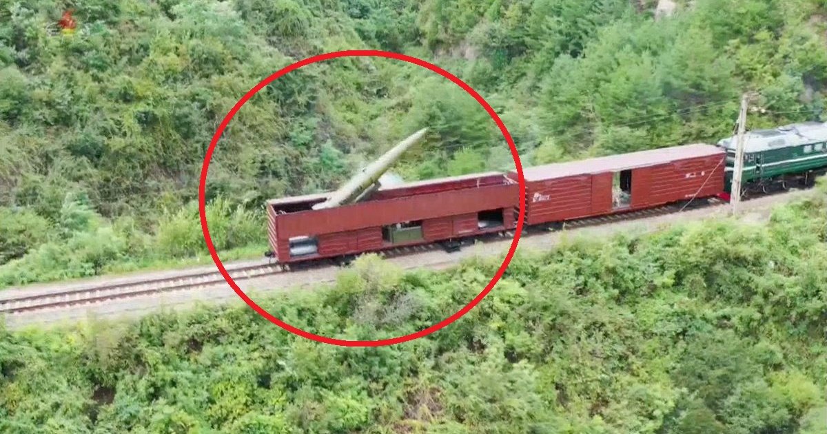 Северная Корея запустила ракету прямо с&nbsp;поезда (видео)