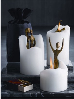 Slide image for gallery: 3647 | Комментарий «Леди Mail.Ru»: сегодня в магазинах можно найти интересные свечи-скульптуры: парафин сгорает, обнажая бронзовые фигуры влюбленных