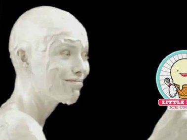 Slide image for gallery: 2090 | В конце ролика к голове «главного» человека-мороженого протягивается чей-то язык