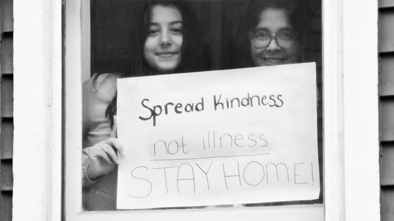 Анна-Бет Русакис с дочерью Мэри Русакис — «Распространяйте доброту, а не болезнь. Оставайтесь дома»