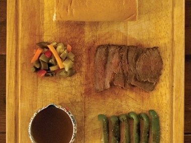 Slide image for gallery: 2017 | Illinois, Italian Beef.
Итальянский сэндвич штата Иллинойс - мягкий белый хлеб, говядина, сладкий зеленый перец, овощной соус