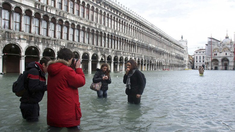 Туристы фотографируются на площади Сан Марко в Венеции во время затопления 1 декабря 2008 года. Фото: bigpicture