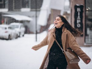 девушка счастливая зимой
