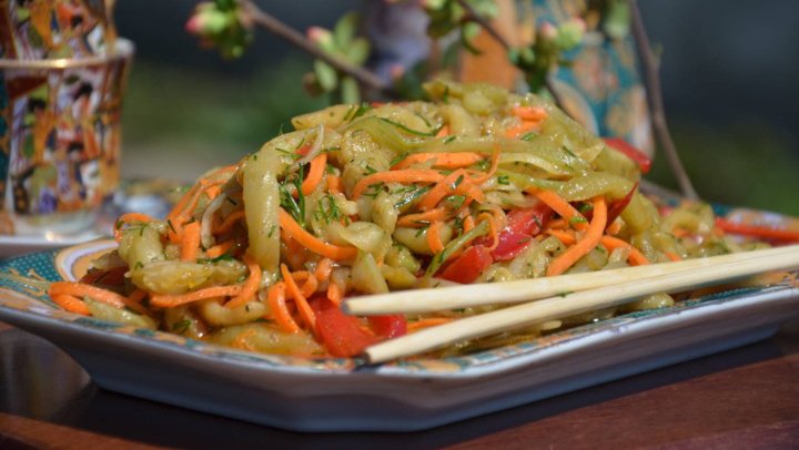 Восточный салат с чесноком и колбасой – пошаговый рецепт приготовления с фото
