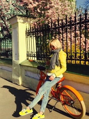 Slide image for gallery: 5296 | Полина, которая находится в отличной форме, любит активный отдых — например, катание на велосипеде