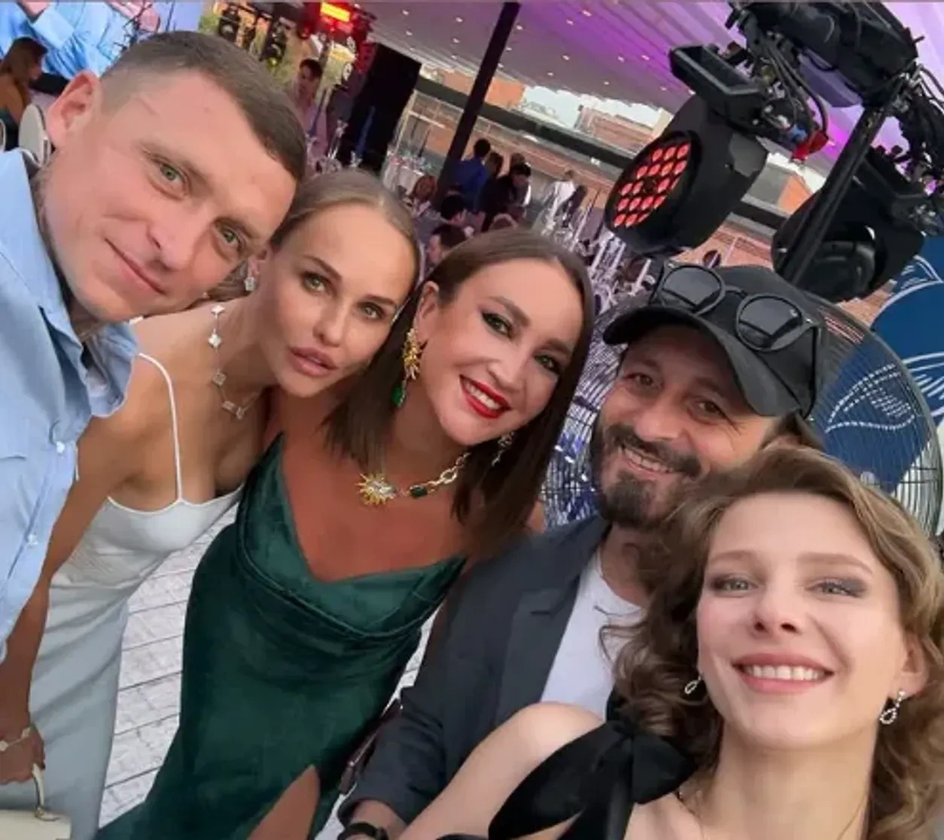 авел Мамаев с женой, Ольга Бузова, Лиза Арзамасова и Илья Авербух авел Мамаев с женой, Ольга Бузова, Лиза Арзамасова и Илья Авербух
