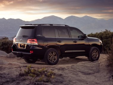 slide image for gallery: 24064 | Toyota Land Cruiser Heritage Edition