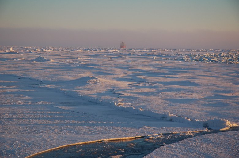 Немного открытой воды на окраине «Последней ледяной зоны». На заднем плане — американский ледокол Healy. Фото: Robert Newton/Lamont-Doherty Earth Observatory