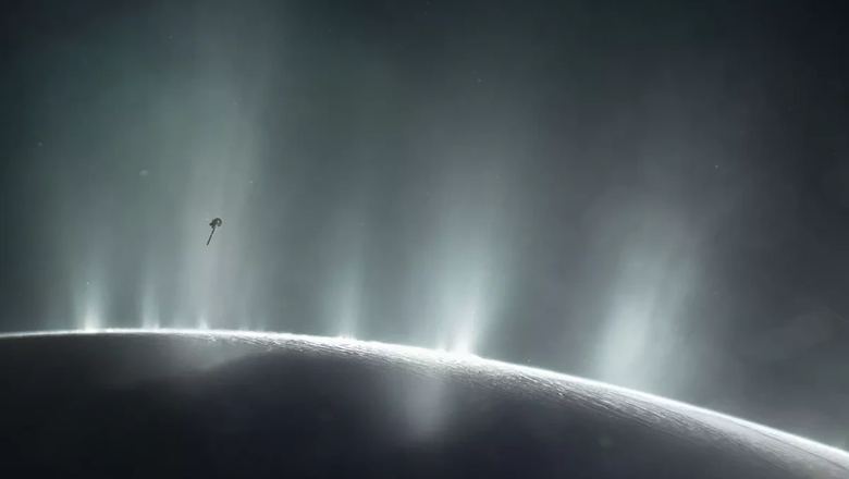 Орбитальный аппарат «Кассини» пролетает сквозь гигантскую струю пара над спутником Энцелад. Фото: NASA/JPL-Caltech