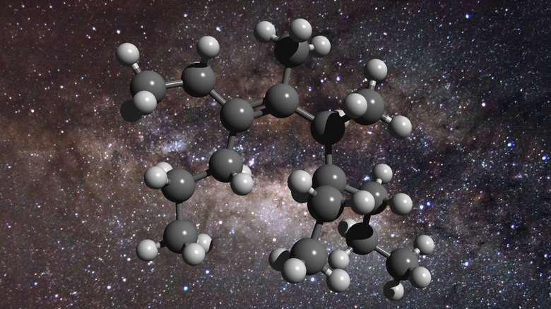 Иллюстрация структуры жирной молекулы углерода, настроенной против изображения галактического центра, где этот материал обнаружен. Углерод представлен серыми шарами и водородом в виде белых сфер. Изображение: D. Young/The Galactic Center.