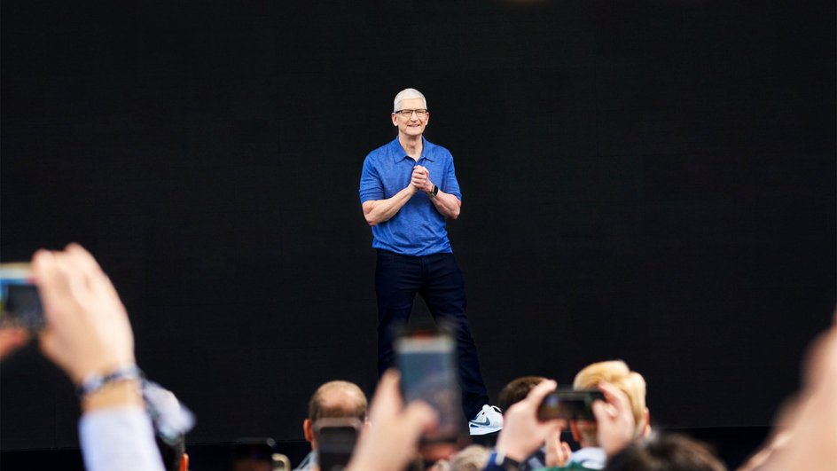 Тим Кук на конференции WWDC24 Тим Кук на конференции WWDC24