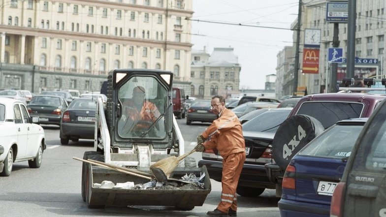 В настоящее время для уборки улиц в столице применяют специальную технику. А вот еще лет двадцать назад в самом центре Москвы можно было встретить дворников с обычными метлами.