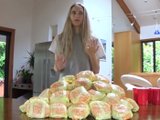 23-летняя модель из Новой Зеландии на спор съела 45 бургеров за полтора часа
