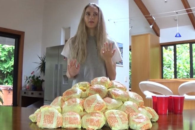 23-летняя модель из Новой Зеландии на спор съела 45 бургеров за полтора часа 23-летняя модель из Новой Зеландии на спор съела 45 бургеров за полтора часа