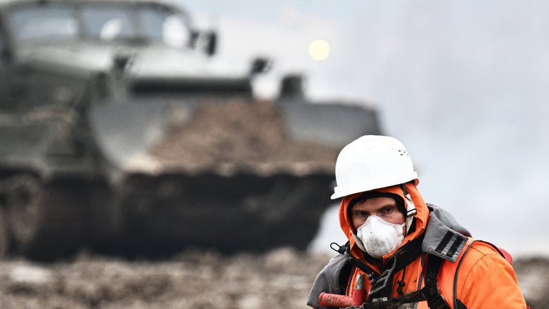 Пожарник в маске во время тушения возгорания леса Пожарник в маске во время тушения возгорания леса