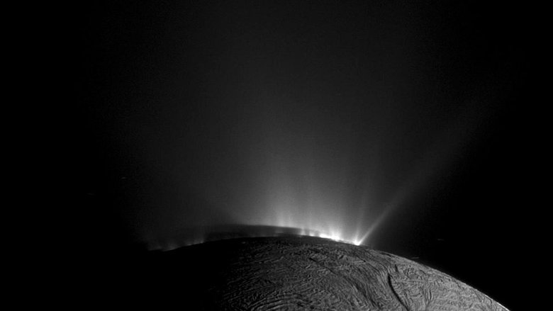 Фонтаны воды на поверхности Энцелада, спутника Сатурна. Фото: Getty Images